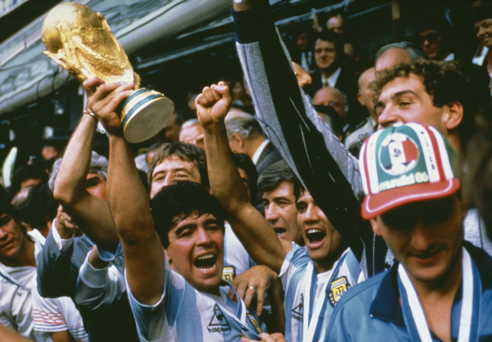 Maradona levantando la copa
