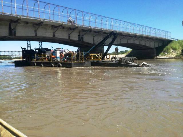 Draga-pasando-por-debajo-puente-ruta-12