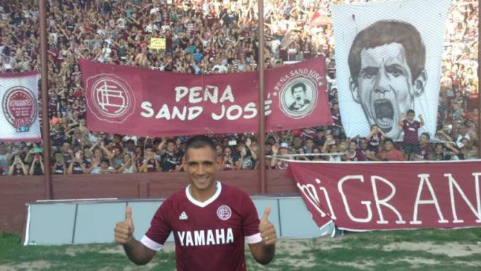 sand-con-la-hinchada-de-fondo_862x485