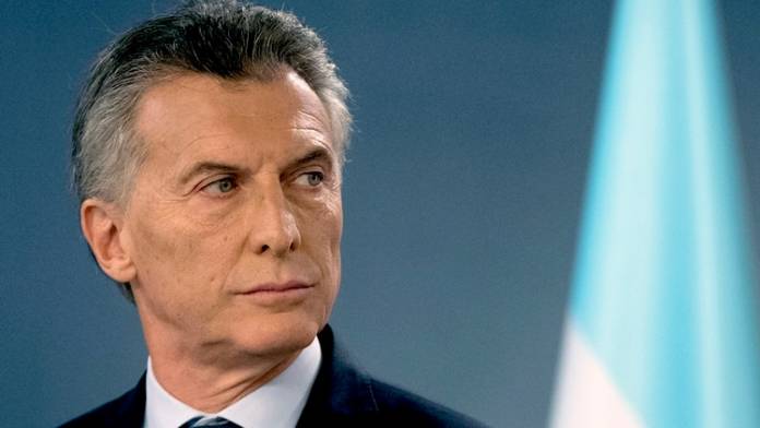 Macri-serio-bandera-argentina