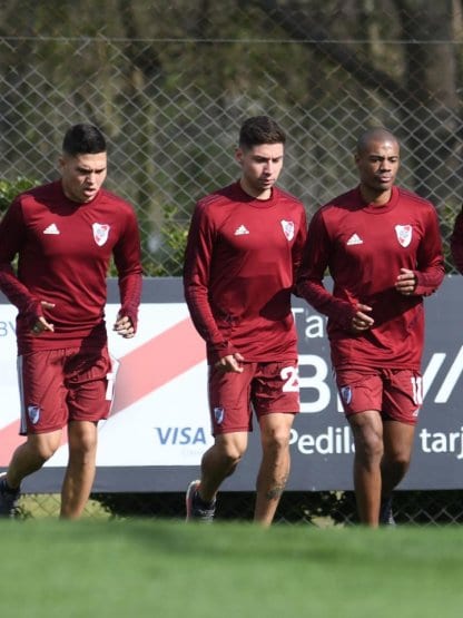 tras-el-susto-enzo-perez-se-entreno-con-normalidae_416x555