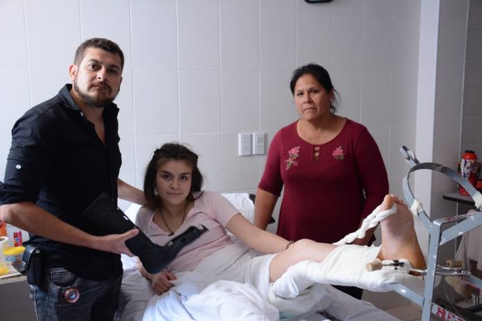 Neri entregando la férula a Brisa (2) - copia (1)