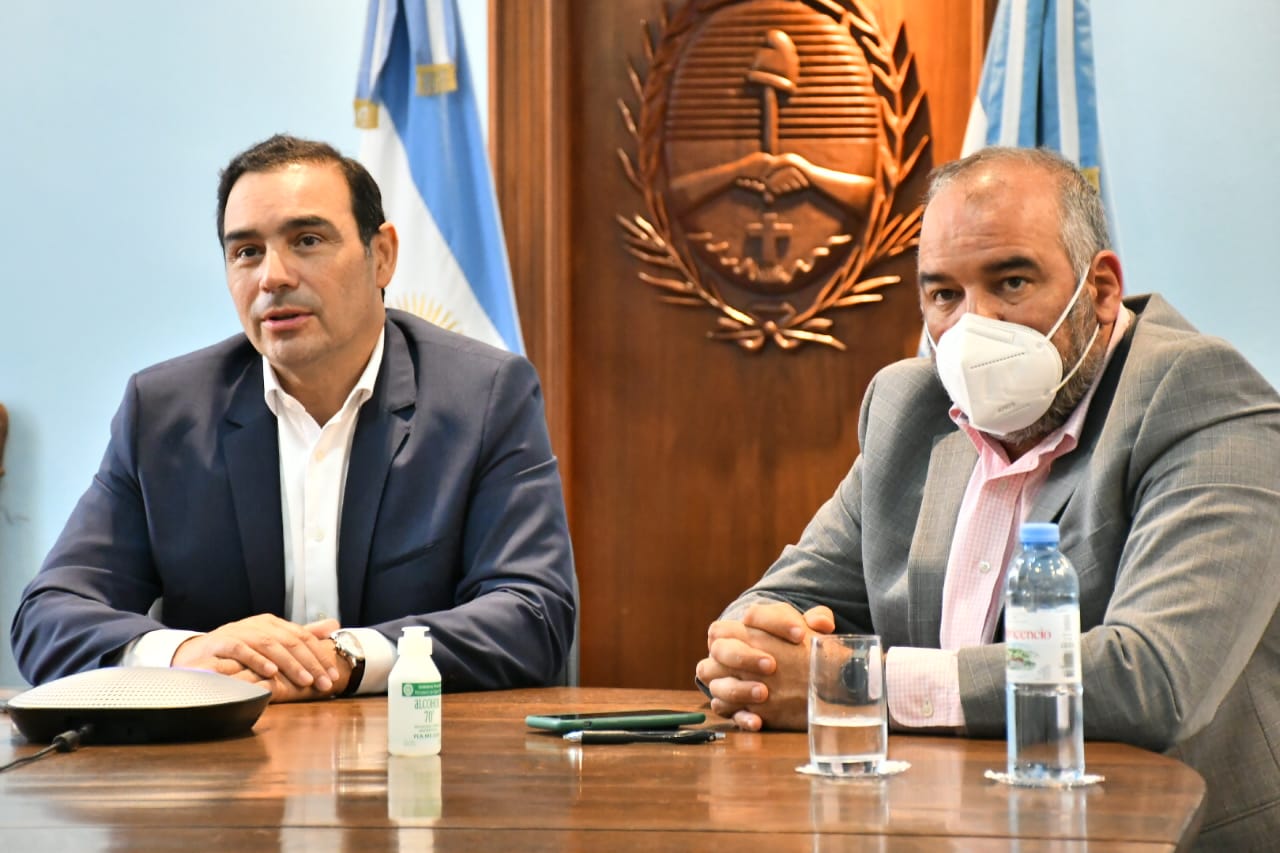 Valdés firmó convenios de obras con Nación para el interior