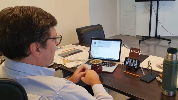 Schiavi-con-industriales-de-Brasil-