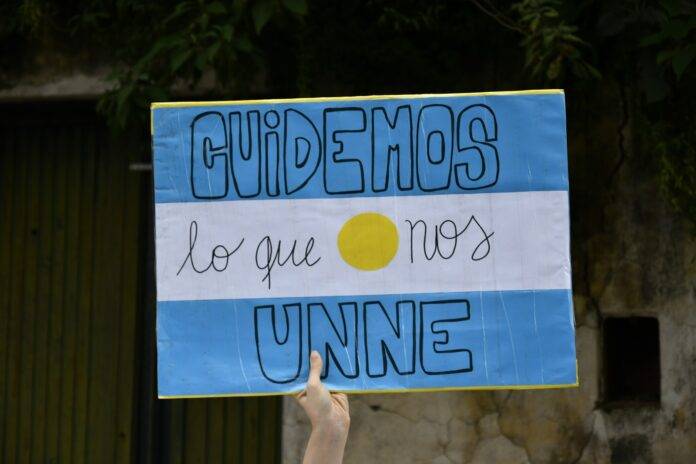 Cuidemos-lo-que-nos-UNNE-1o-Marcha-Federal-Universitaria-696x464