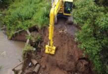 La Direccion Provincial de Vialidad interviene en la zona de Paso de la Patria y asiste a familias de San Luis del Palmar