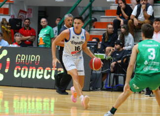 Regatas retornó al triunfo frente a Atenas