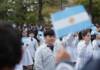 Multitudinario desfile en la Costanera: una postal de celeste y blanco