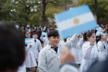 Multitudinario desfile en la Costanera: una postal de celeste y blanco