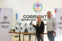 Entregaron botines deportivos a equipo de fútbol para ciegos de la Asociación Fotos del Alma
