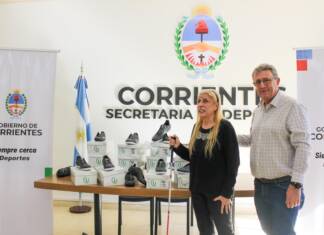 Entregaron botines deportivos a equipo de fútbol para ciegos de la Asociación Fotos del Alma